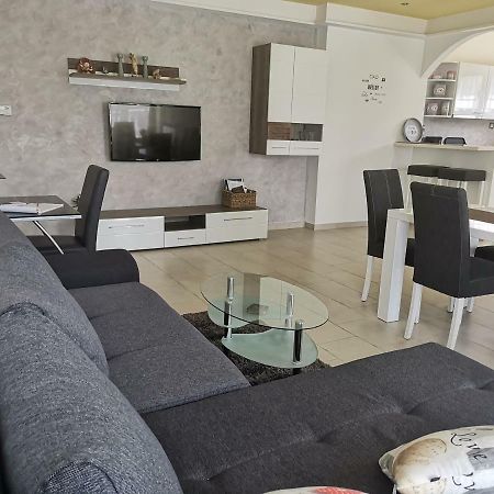 Guest House Surina App Surina'S Green Holiday Rupa Buitenkant foto