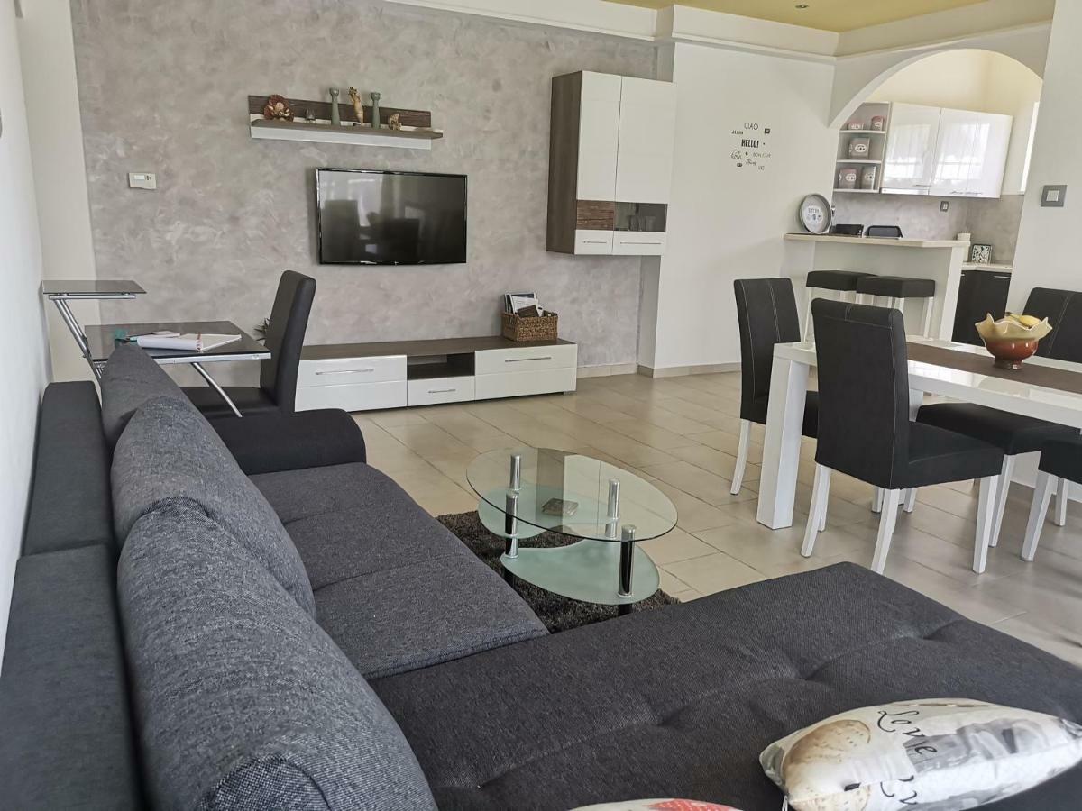 Guest House Surina App Surina'S Green Holiday Rupa Buitenkant foto